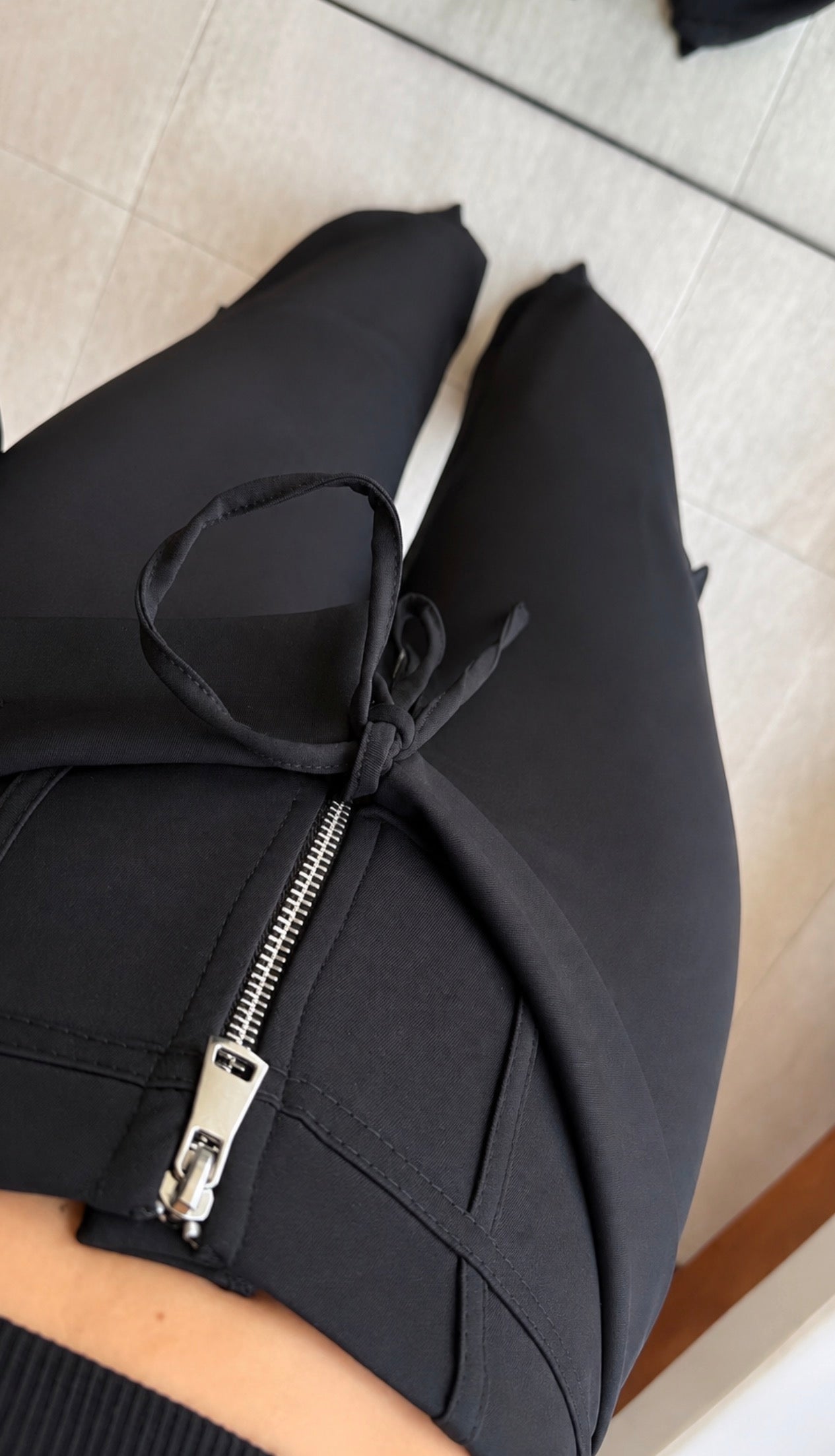 Fermuar Detaylı Bağlamalı Bol Paça Pantolon